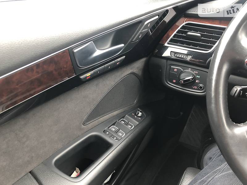 Седан Audi A8 2012 в Луцке