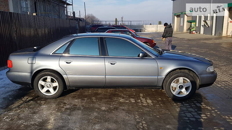 Седан Audi A8 1998 в Чорткові