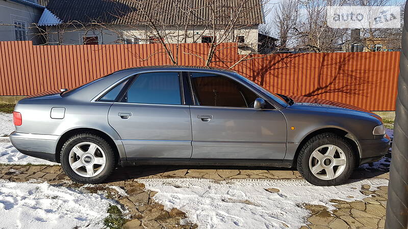 Седан Audi A8 1998 в Чорткові