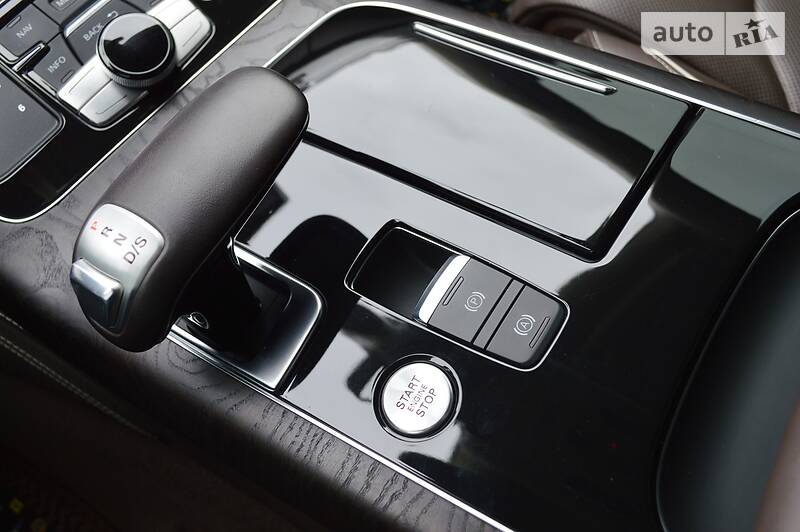 Седан Audi A8 2012 в Одесі