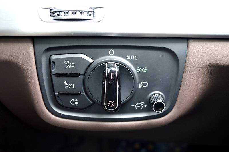 Седан Audi A8 2012 в Одесі