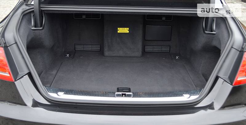 Седан Audi A8 2012 в Одесі