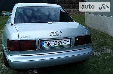 Седан Audi A8 1997 в Сарнах