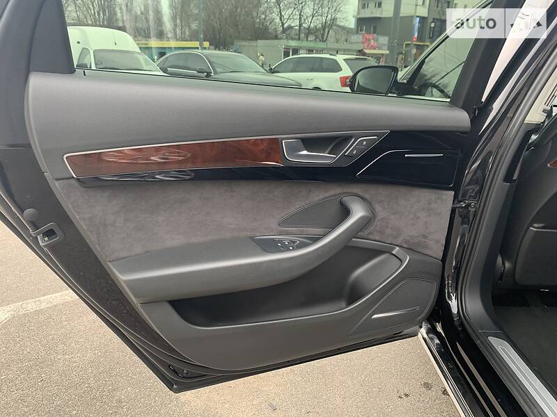 Седан Audi A8 2012 в Киеве