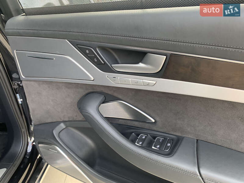 Седан Audi A8 2015 в Ужгороде