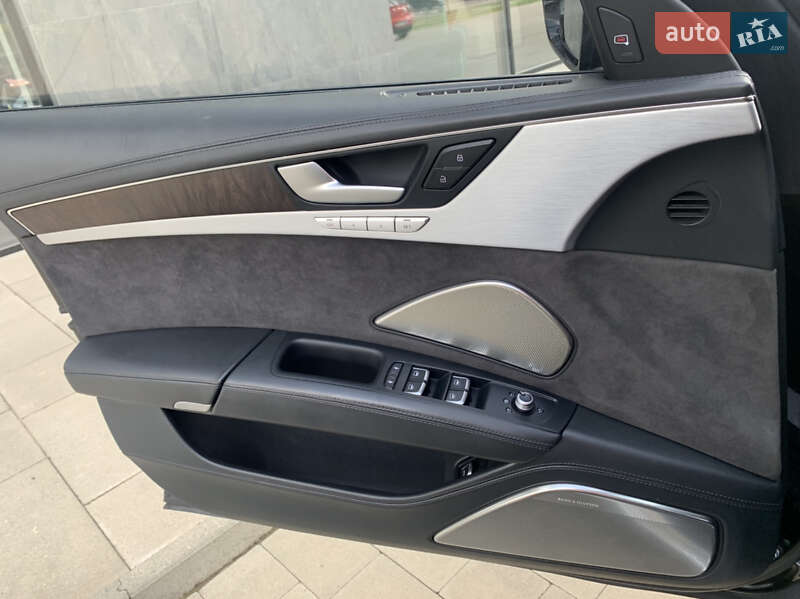 Седан Audi A8 2015 в Ужгороде
