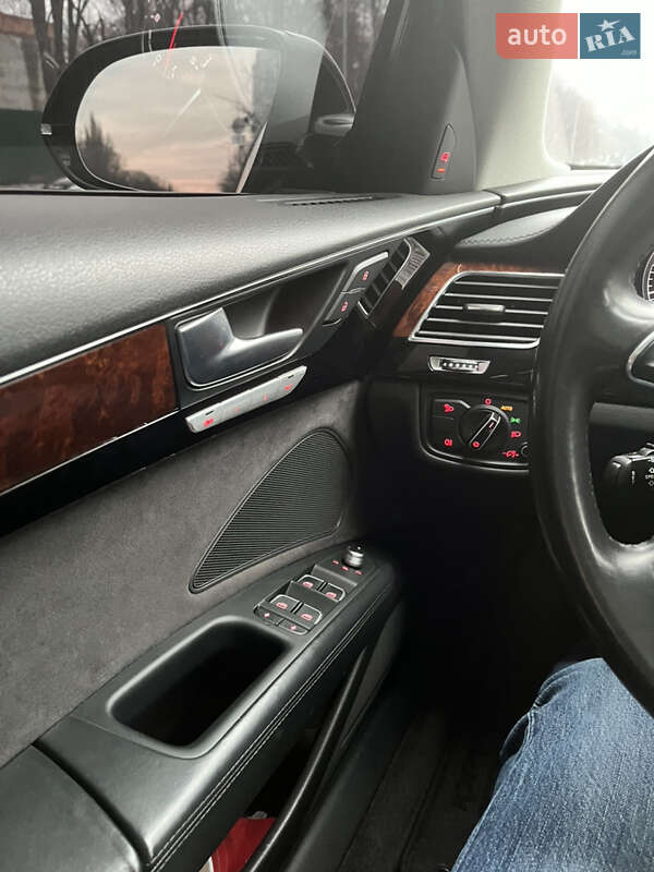 Седан Audi A8 2012 в Киеве
