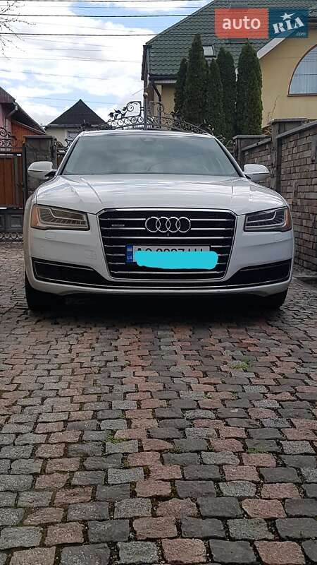Седан Audi A8 2014 в Ужгороді
