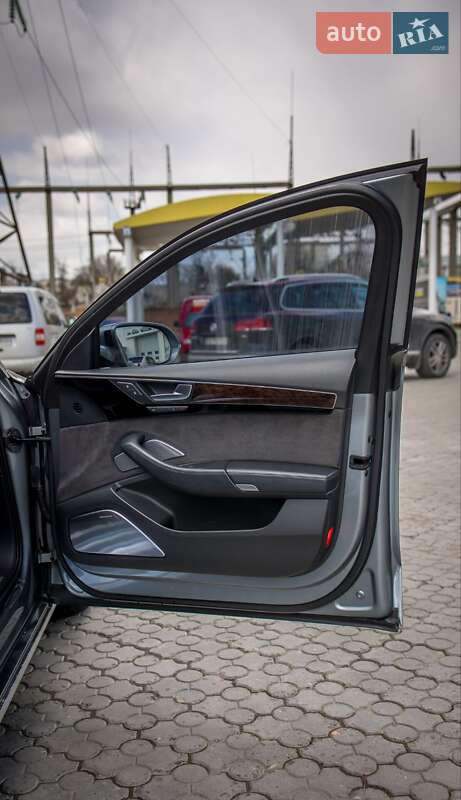 Седан Audi A8 2011 в Черновцах