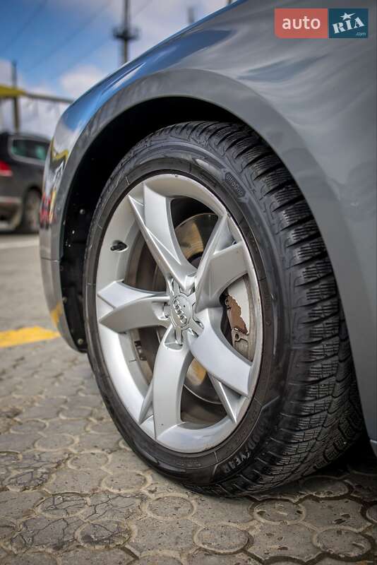 Седан Audi A8 2011 в Черновцах