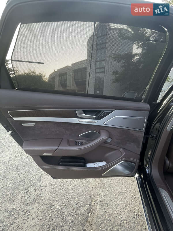 Седан Audi A8 2012 в Днепре