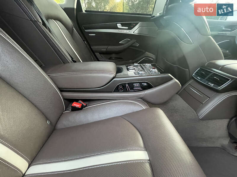 Седан Audi A8 2012 в Днепре