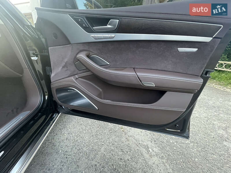 Седан Audi A8 2012 в Днепре