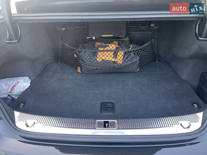 Седан Audi A8 2012 в Днепре