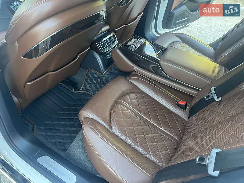 Седан Audi A8 2012 в Одесі