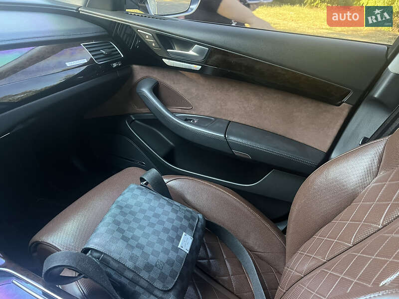 Седан Audi A8 2012 в Одесі