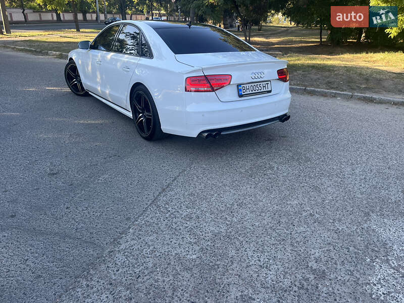 Седан Audi A8 2012 в Одесі