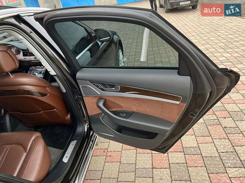 Седан Audi A8 2015 в Мукачево