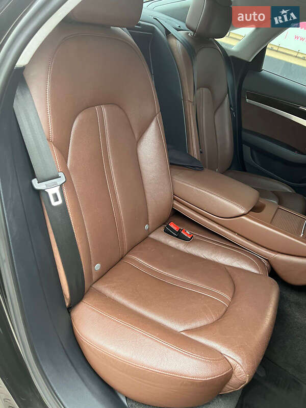 Седан Audi A8 2015 в Мукачево