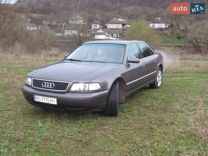 Седан Audi A8 1995 в Ужгороде