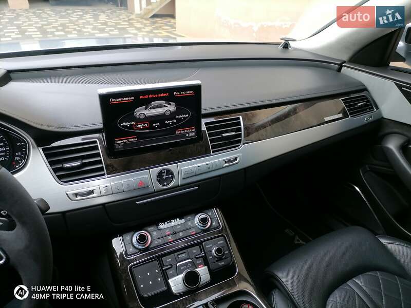 Седан Audi A8 2015 в Иршаве