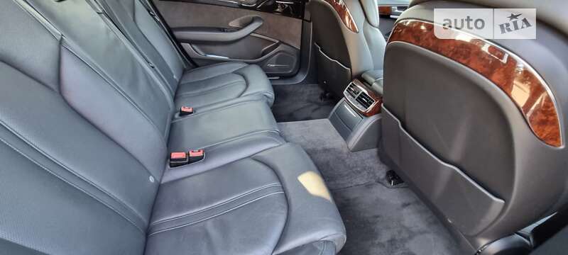 Седан Audi A8 2013 в Дубні