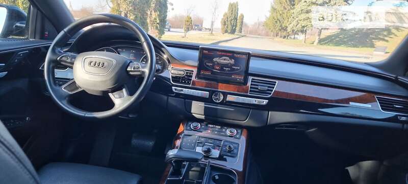 Седан Audi A8 2013 в Дубні