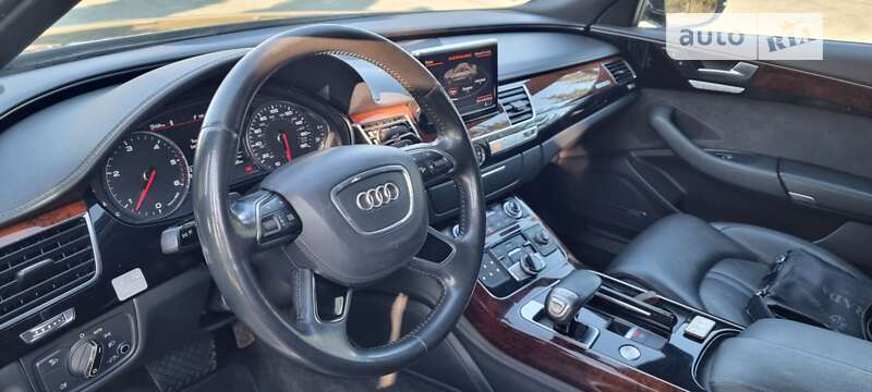 Седан Audi A8 2013 в Дубні