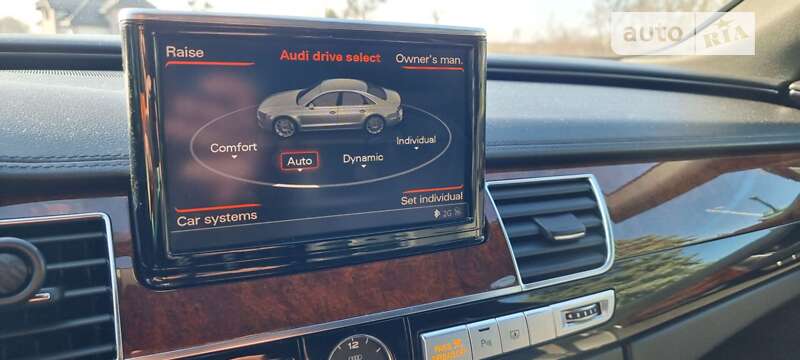 Седан Audi A8 2013 в Дубні
