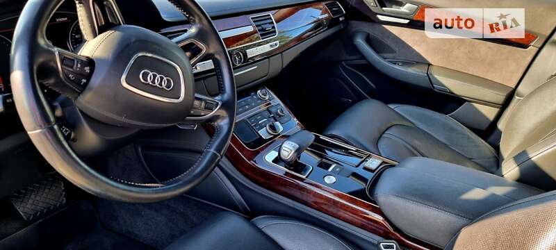 Седан Audi A8 2013 в Дубні