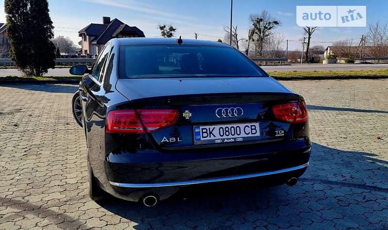 Седан Audi A8 2013 в Дубні