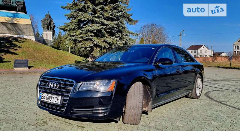 Седан Audi A8 2013 в Дубні