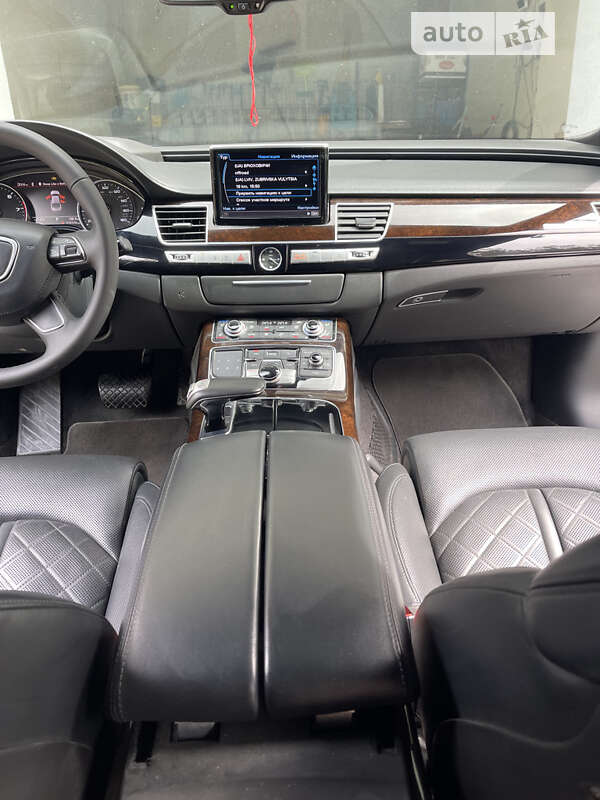 Седан Audi A8 2017 в Львове
