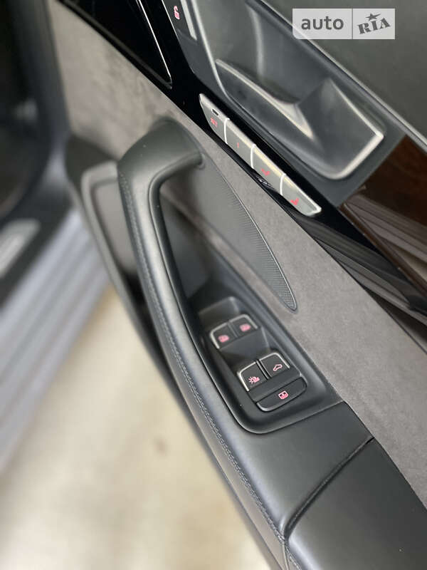 Седан Audi A8 2017 в Львове