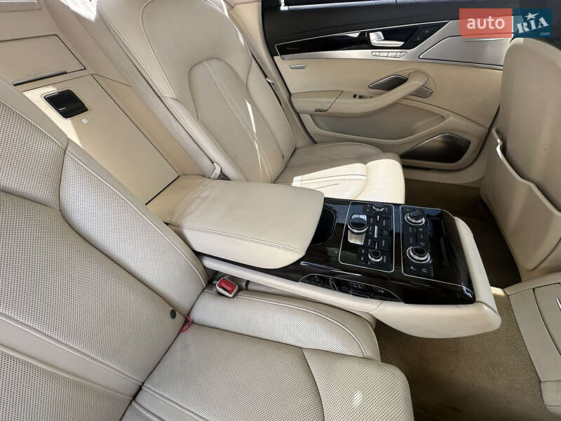 Седан Audi A8 2012 в Києві