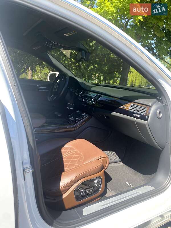 Седан Audi A8 2012 в Чугуеве