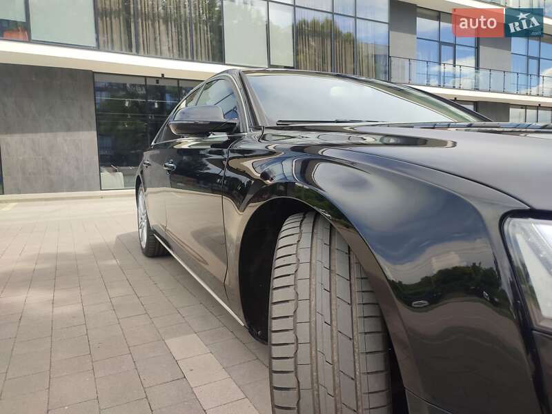 Седан Audi A8 2013 в Ужгороде