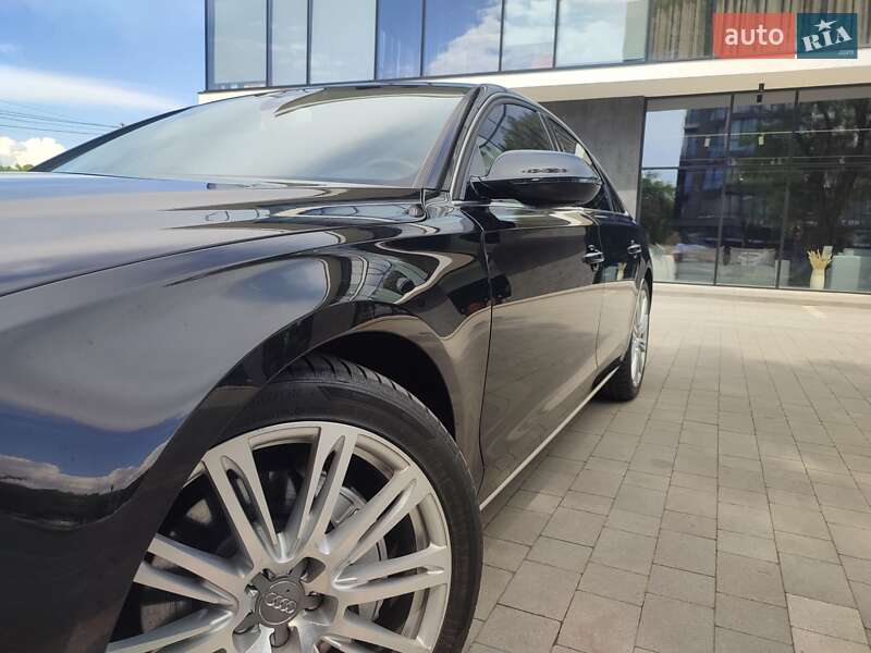 Седан Audi A8 2013 в Ужгороде