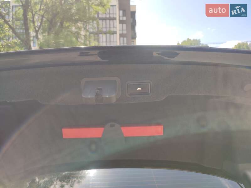 Седан Audi A8 2013 в Ужгороде