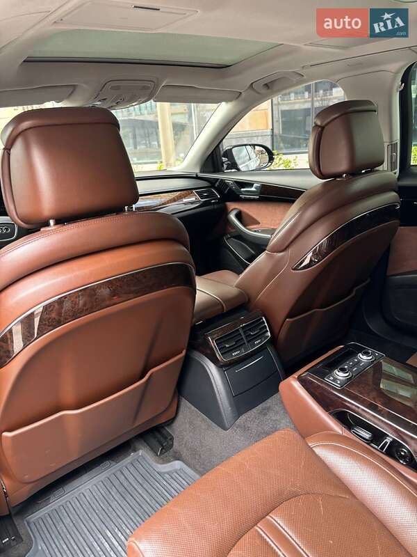 Седан Audi A8 2011 в Умані