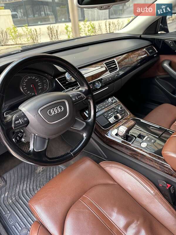 Седан Audi A8 2011 в Умані