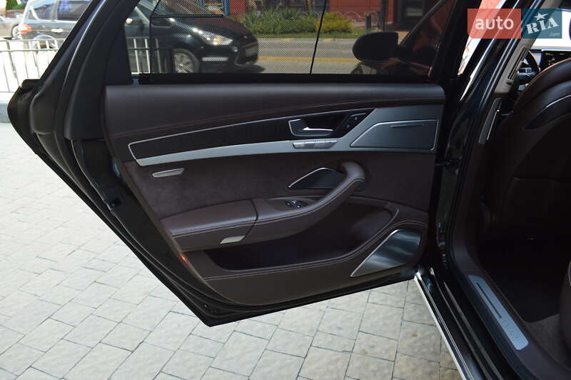 Седан Audi A8 2012 в Львове