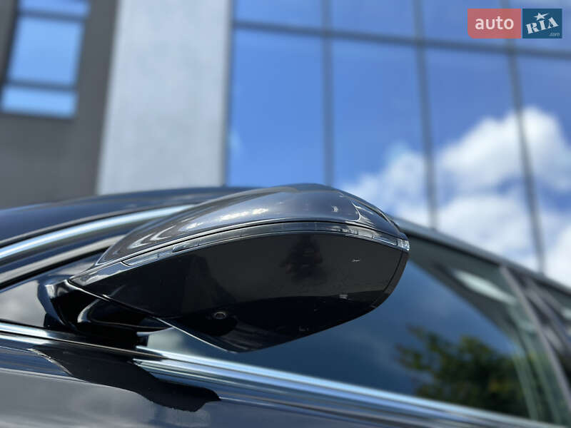 Седан Audi A8 2015 в Львові