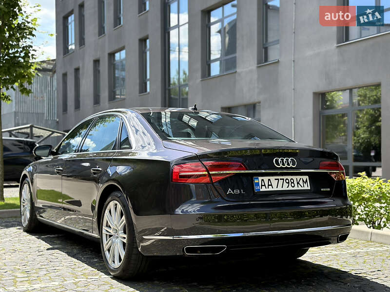 Седан Audi A8 2015 в Львові