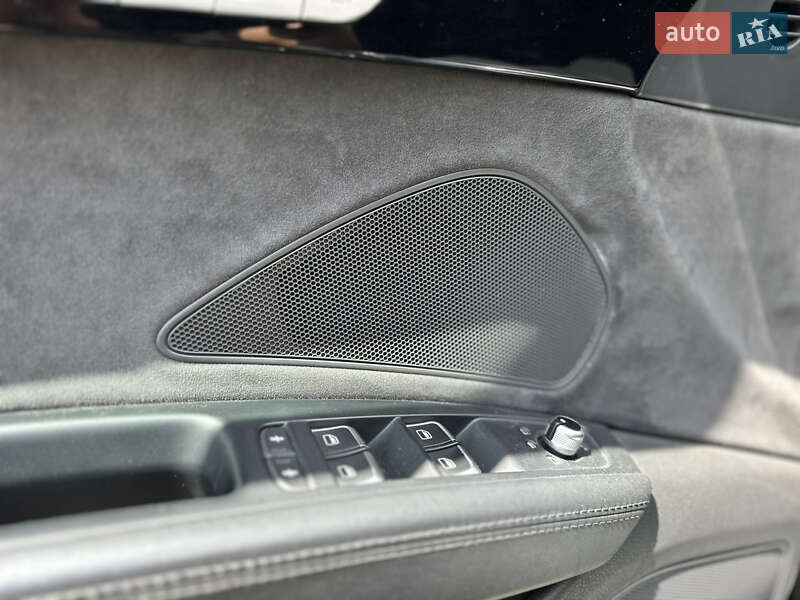 Седан Audi A8 2015 в Львові