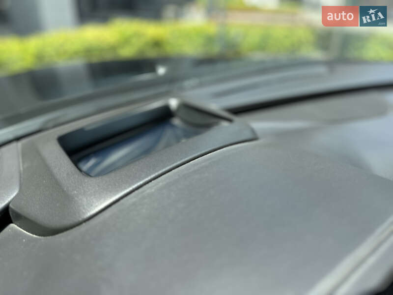 Седан Audi A8 2015 в Львові