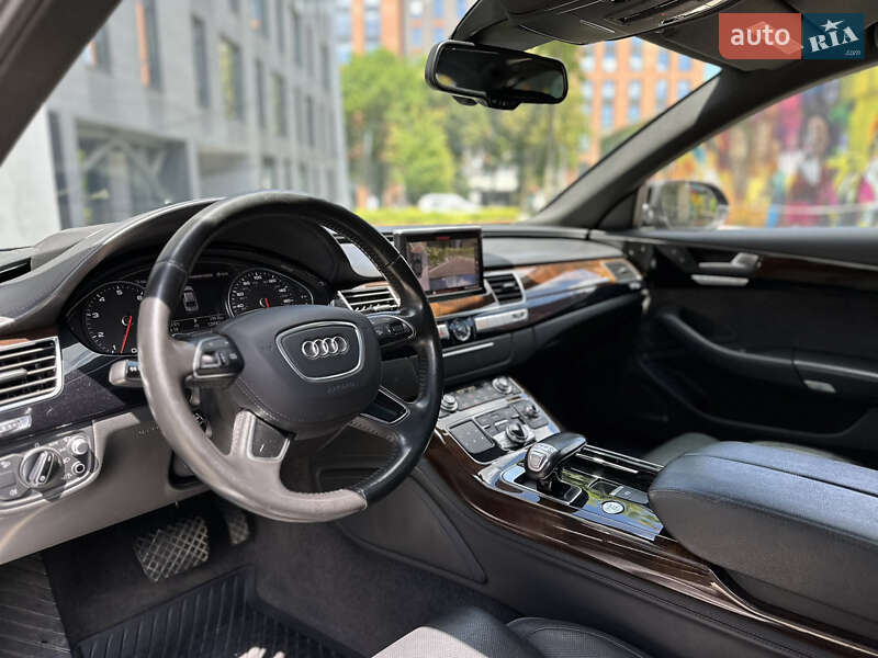 Седан Audi A8 2015 в Львові