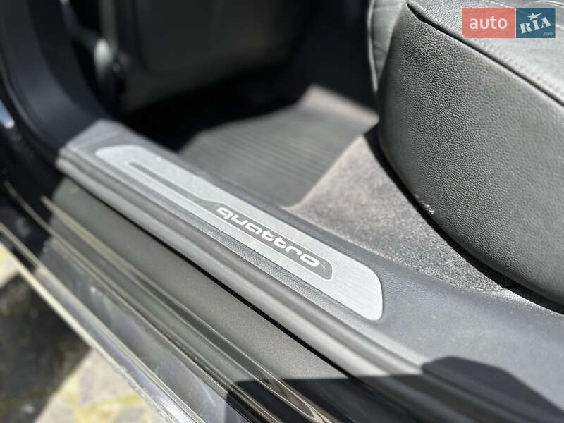 Седан Audi A8 2015 в Львові