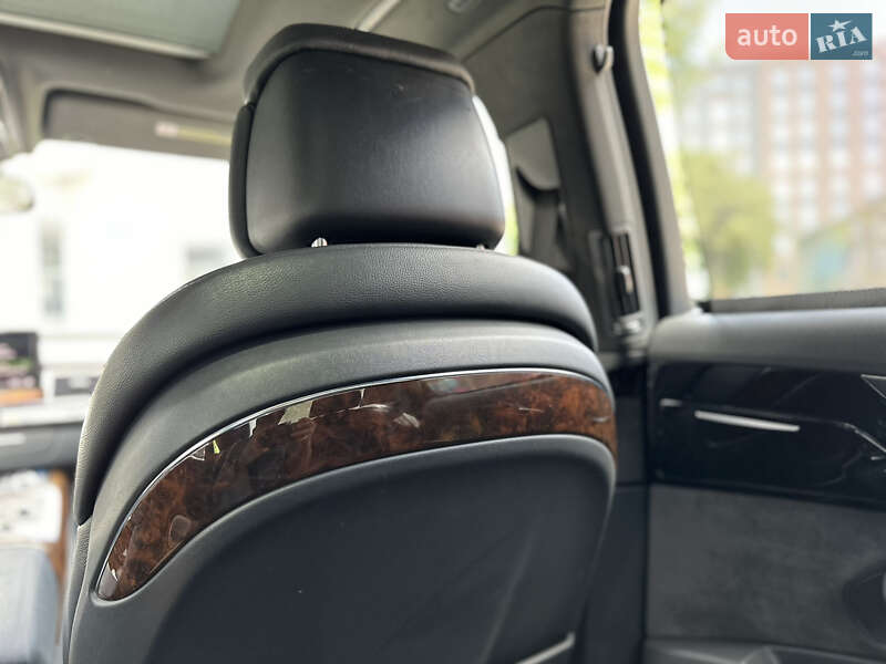 Седан Audi A8 2015 в Львові