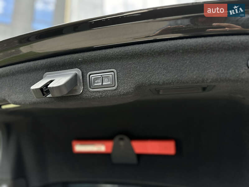 Седан Audi A8 2015 в Львові